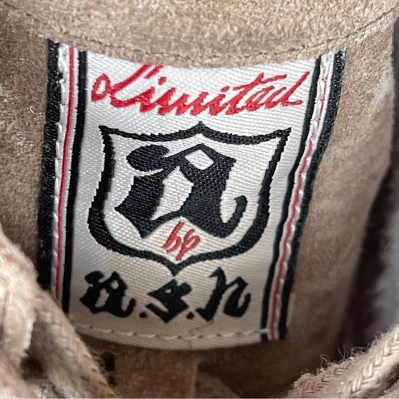 Ash Gull Embroidered Suede Low-Top
Sneaker 39/9 - Picture 10 of 11